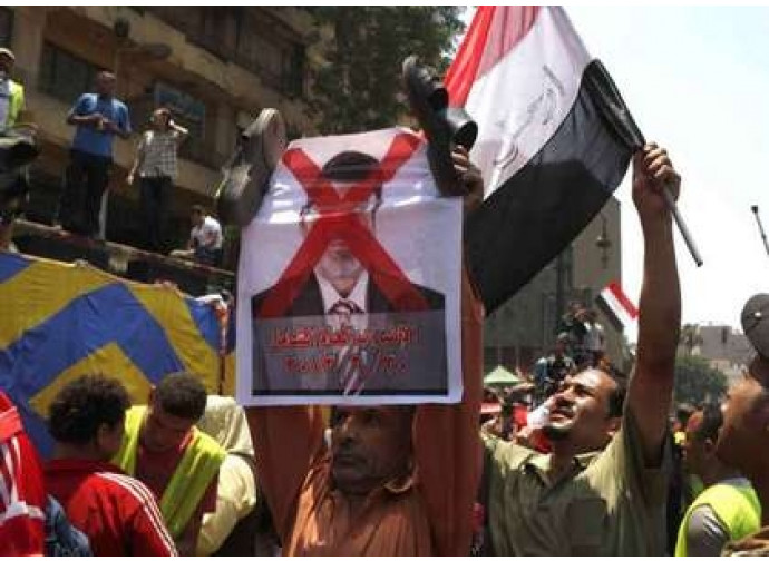 Folla protesta contro Morsi Folla protesta contro Morsi